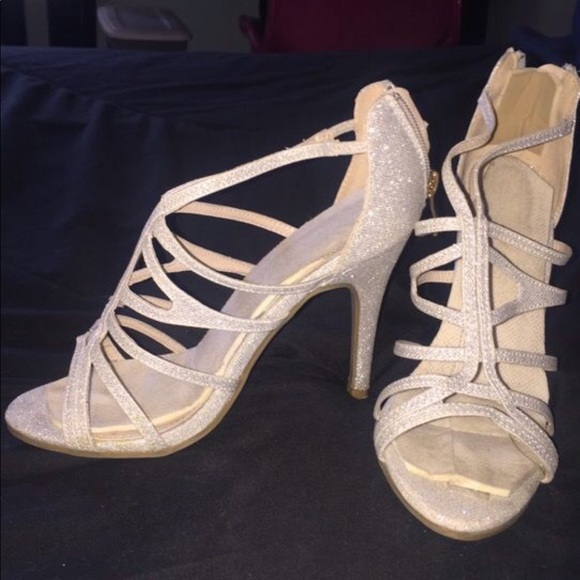 Silver heels - Picture 3 of 3